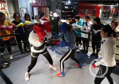 重慶首支民間女子拳擊隊(duì) 百名女拳手的勇氣擂臺